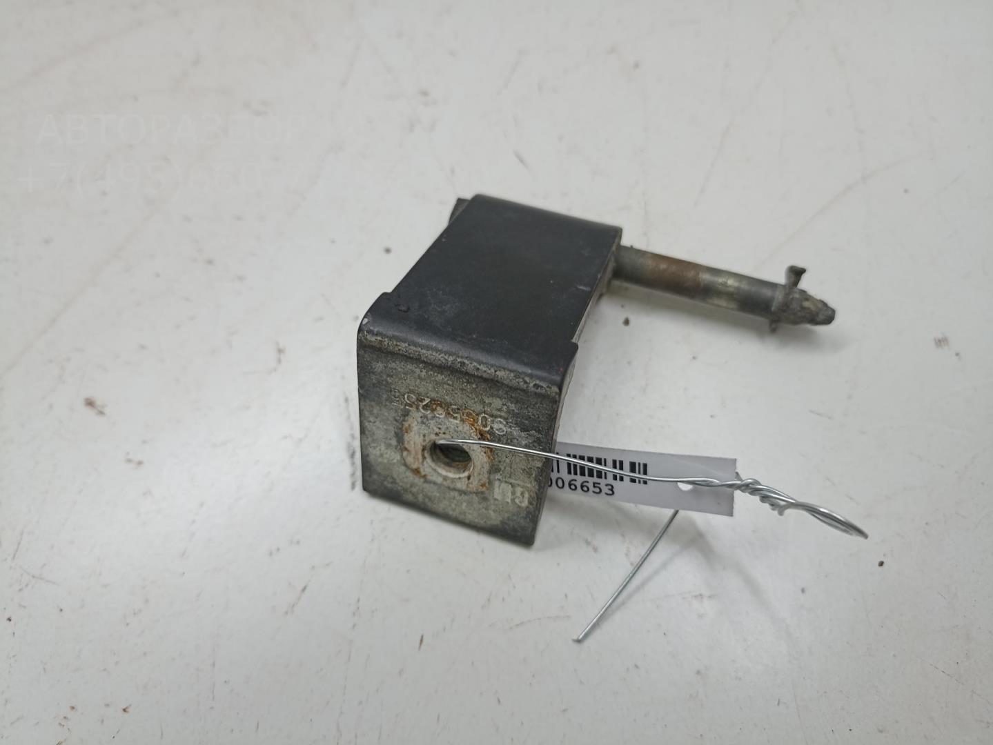 Петля крышки багажника