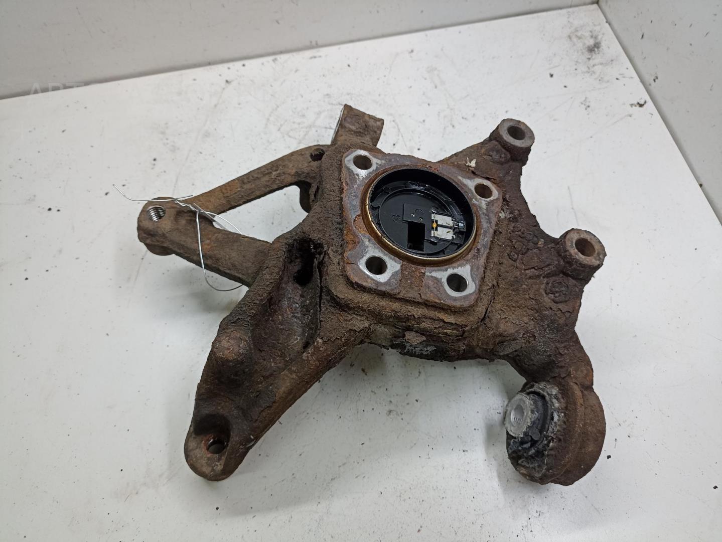 Кулак поворотный задний левый