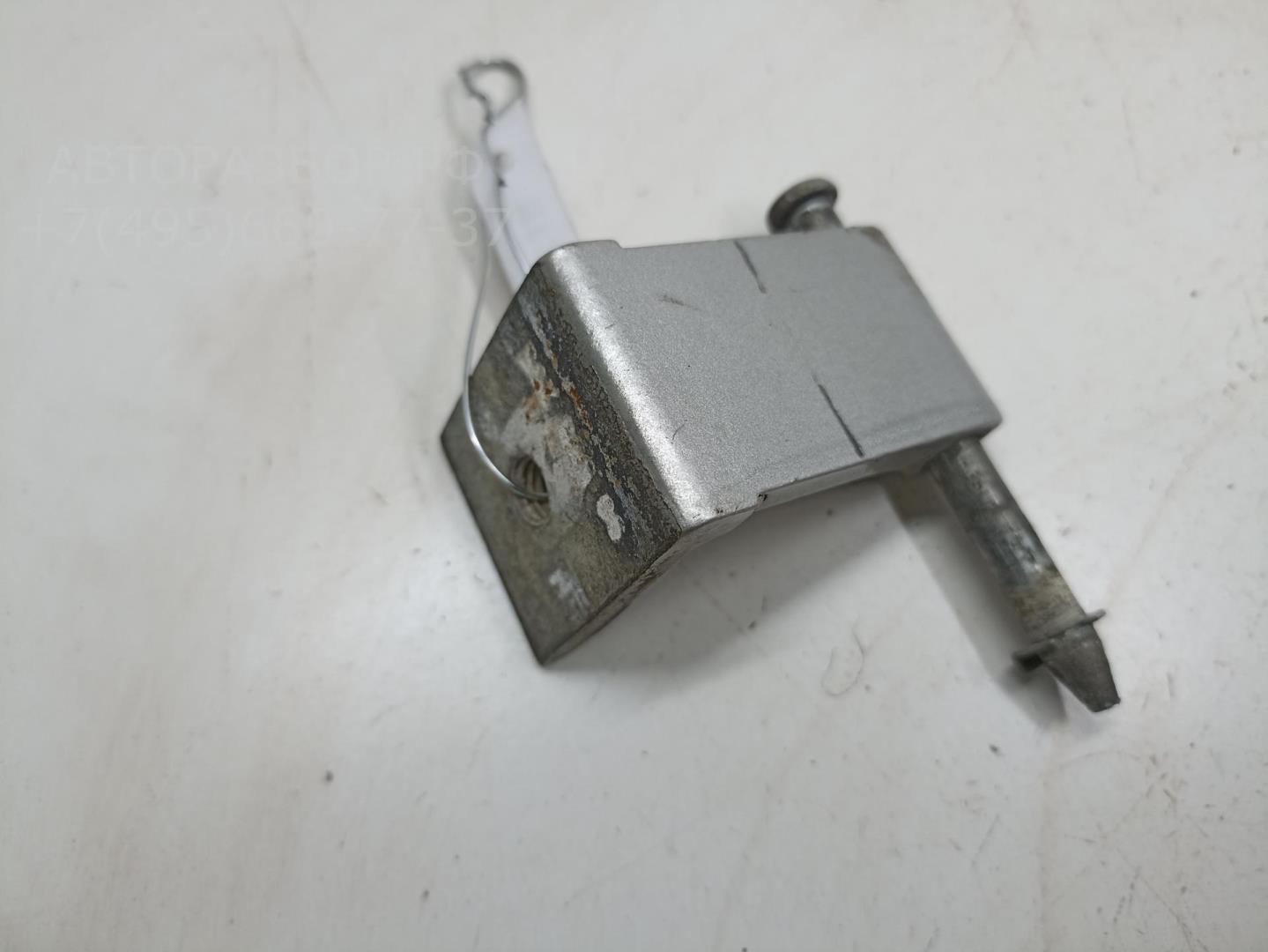 Петля крышки багажника