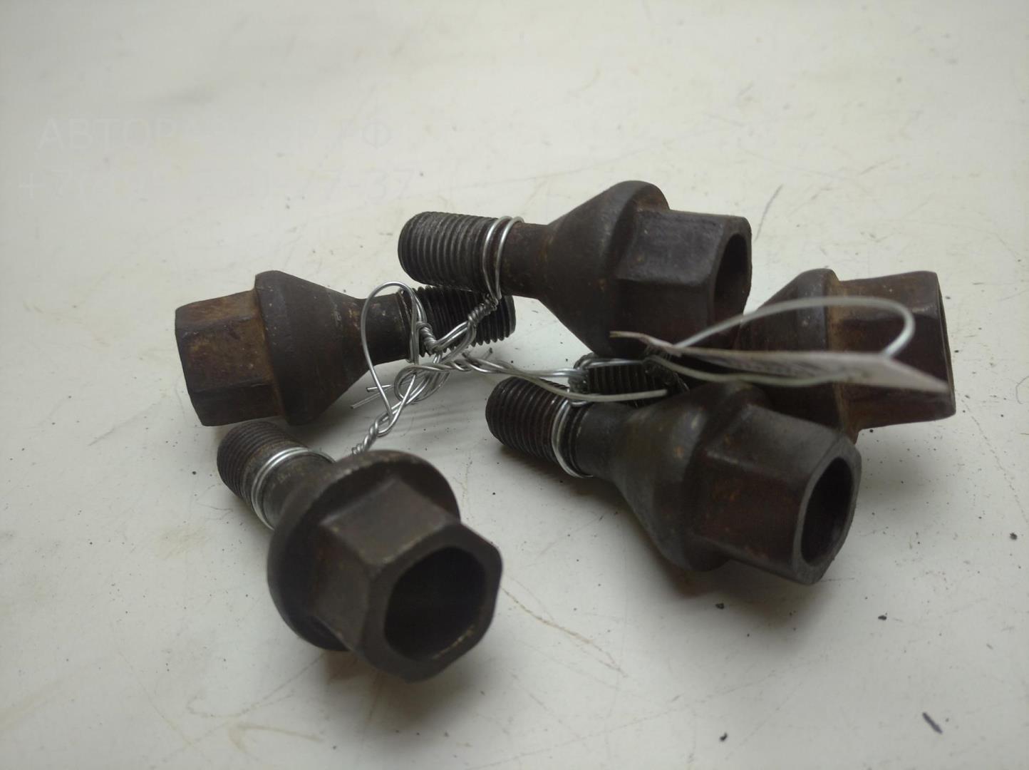 Болт колесный