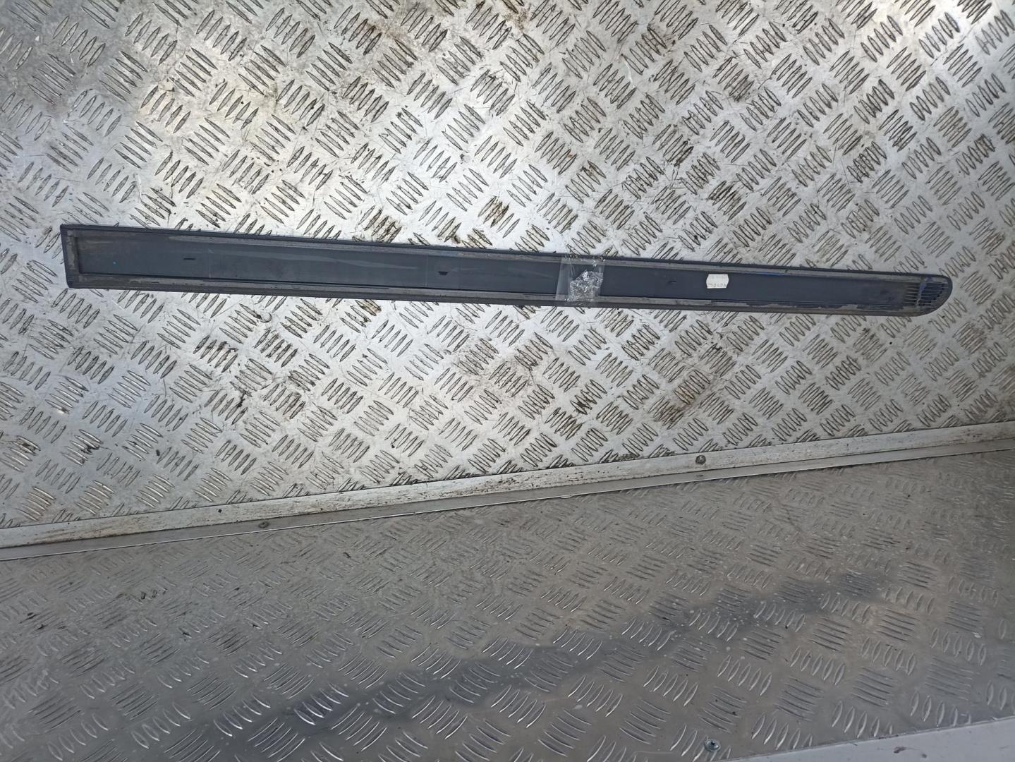 Накладка двери передней правой