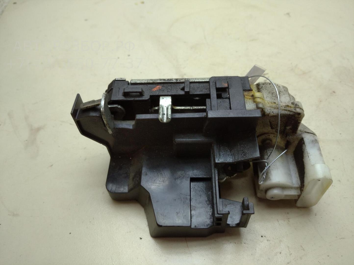 Замок двери передней левой