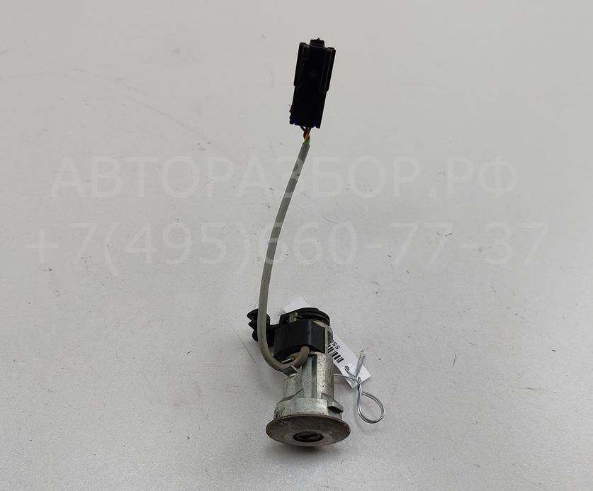 Вставка замка багажника