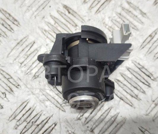 Вставка замка багажника