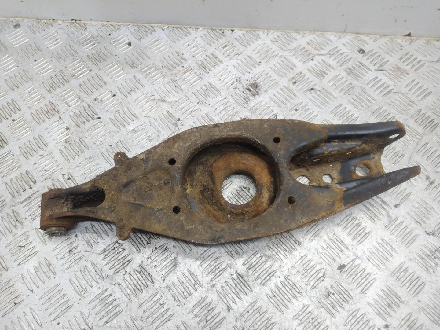 Рычаг задний правый