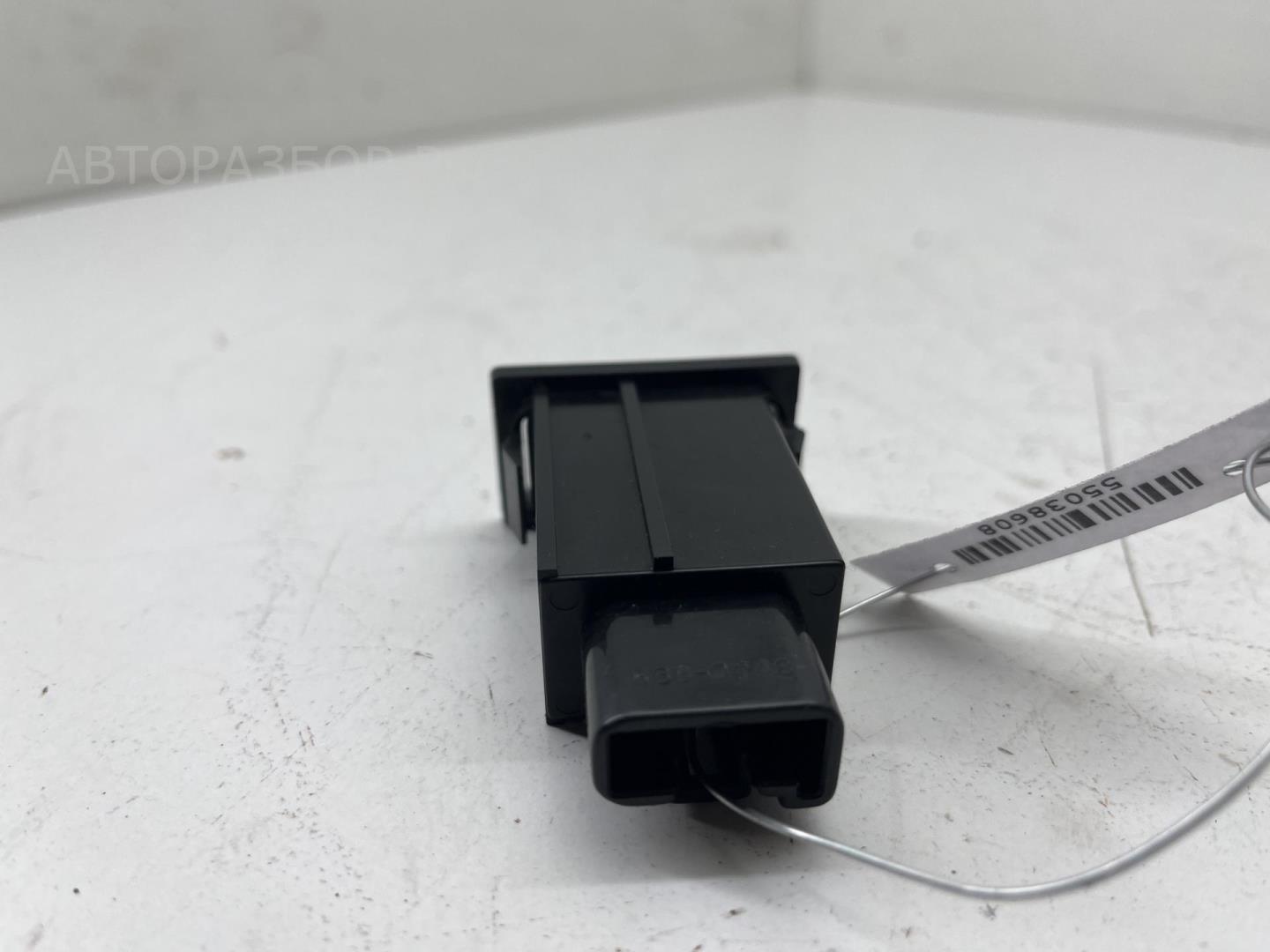 Кнопка открывания лючка бензобака