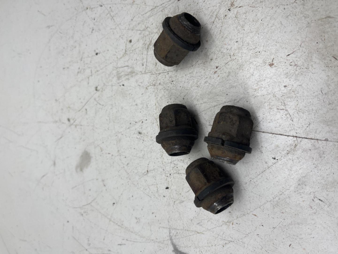 Болт колесный