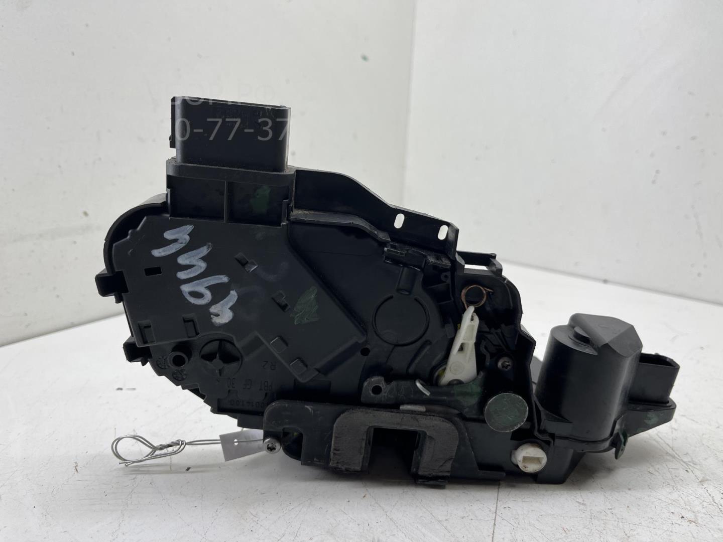 Замок двери задней правой