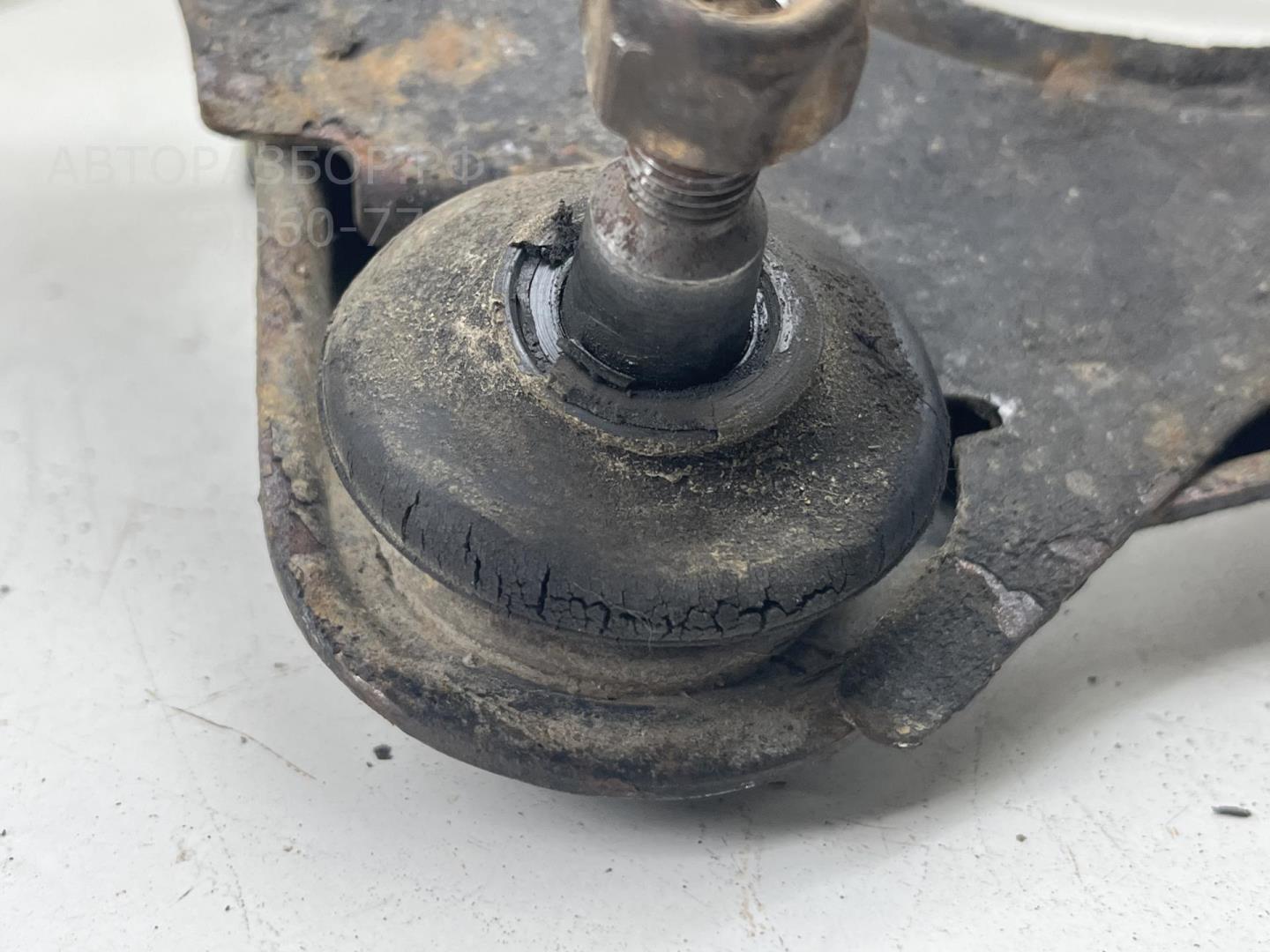 Рычаг передний левый