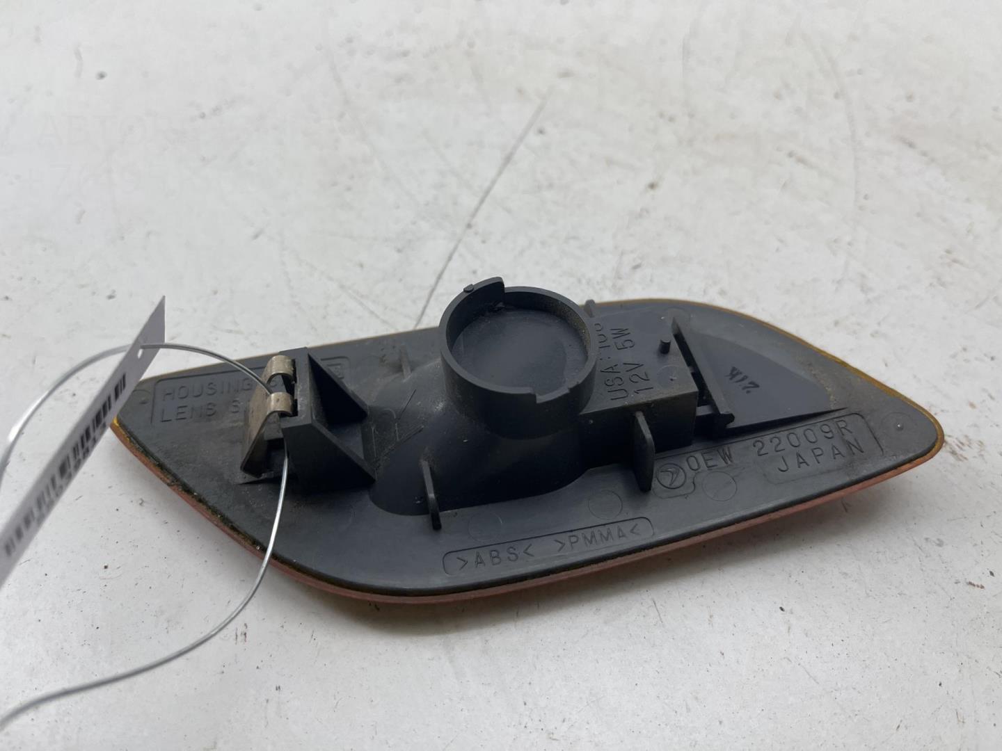 Отражатель передний правый у фары