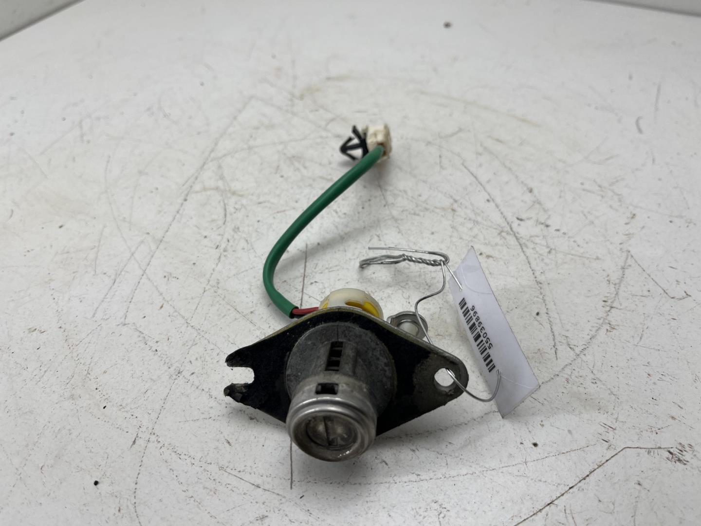 Вставка замка багажника