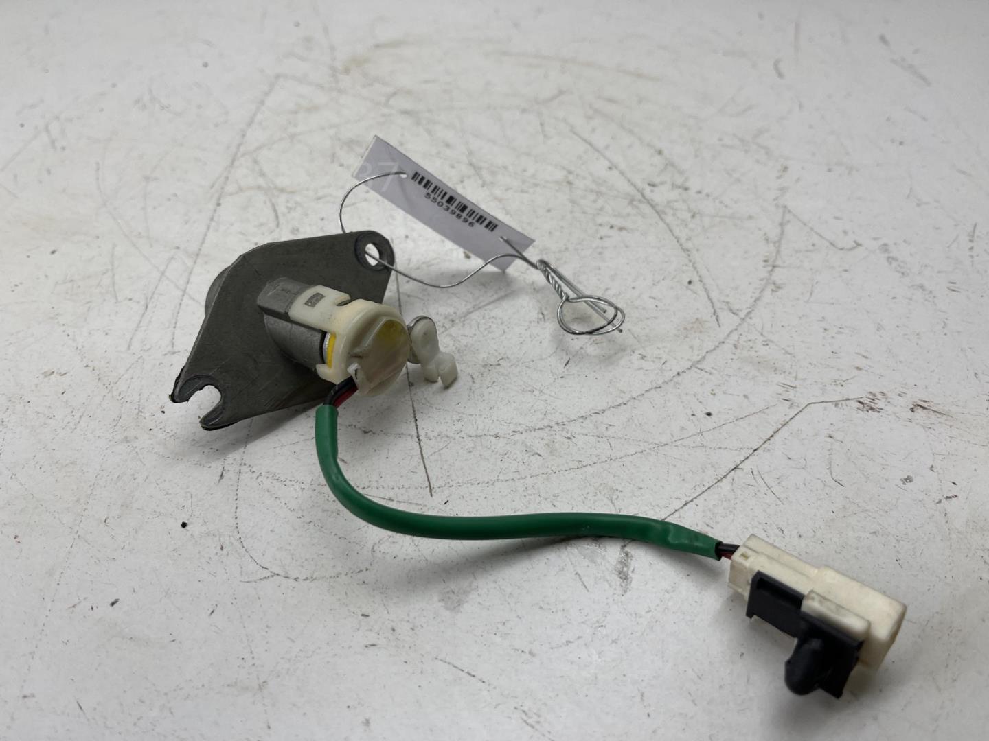 Вставка замка багажника