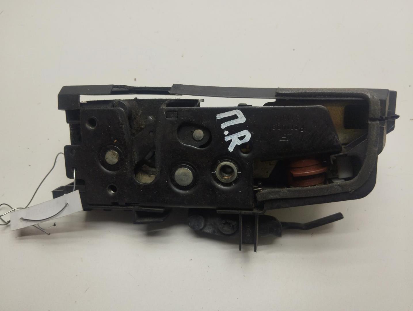 Замок двери передней правой