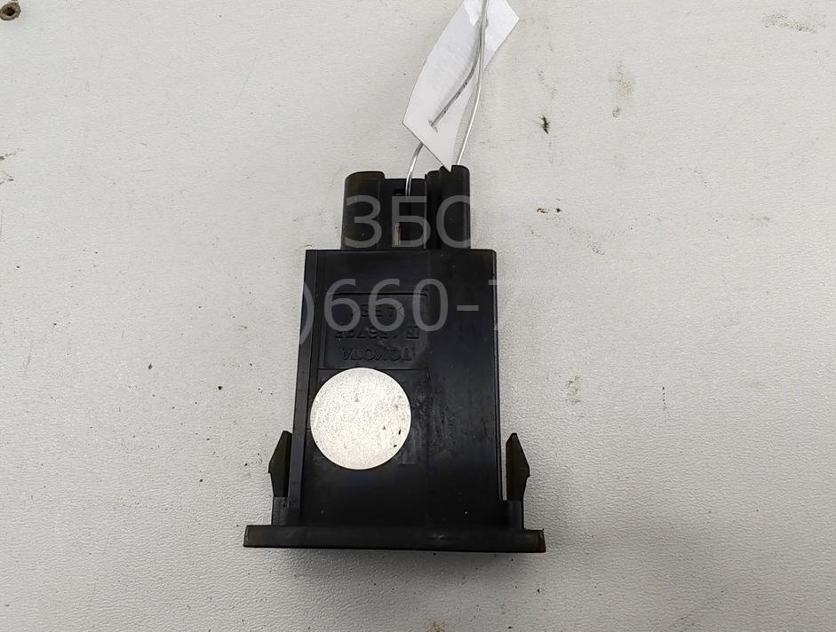 Кнопка открывания лючка бензобака