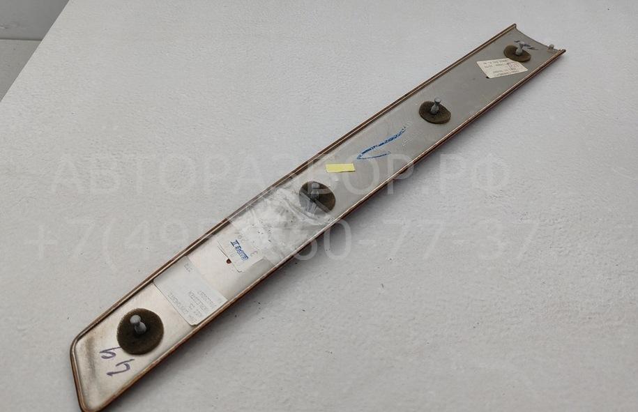 Молдинг двери передней левой