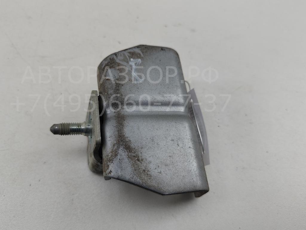 Петля крышки багажника