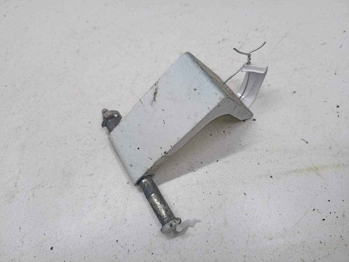 Петля крышки багажника