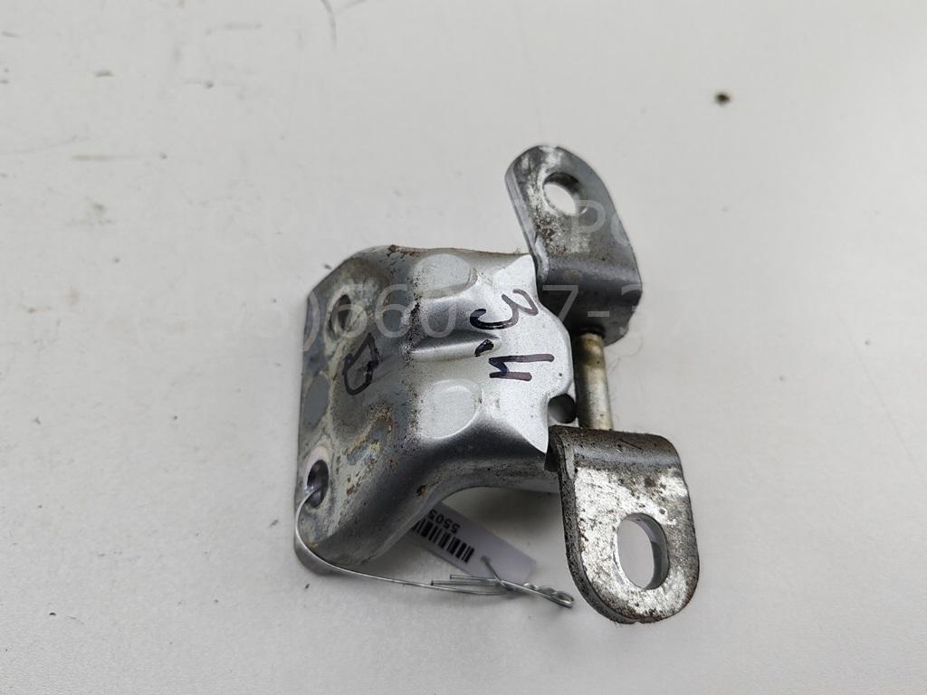 Петля двери