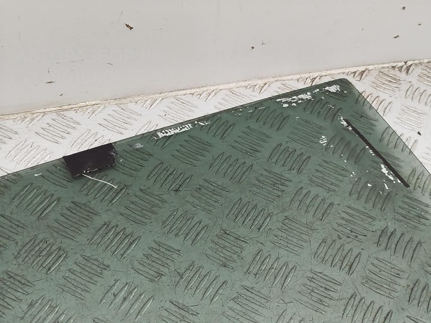 Стекло двери задней левой