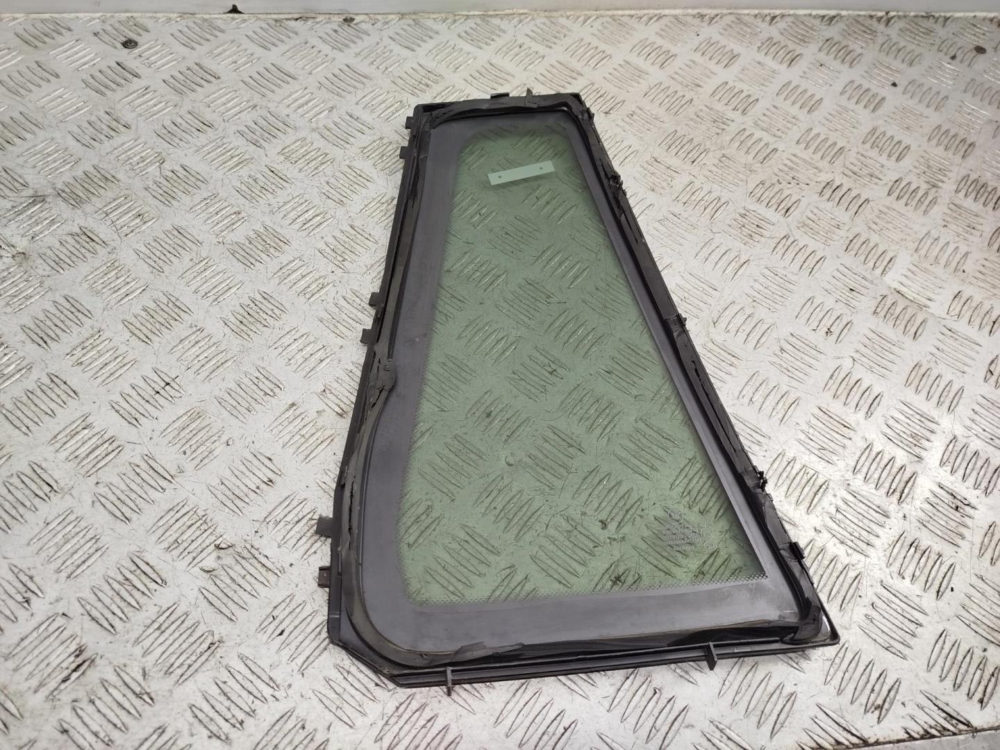 Стекло двери задней левой (форточка)