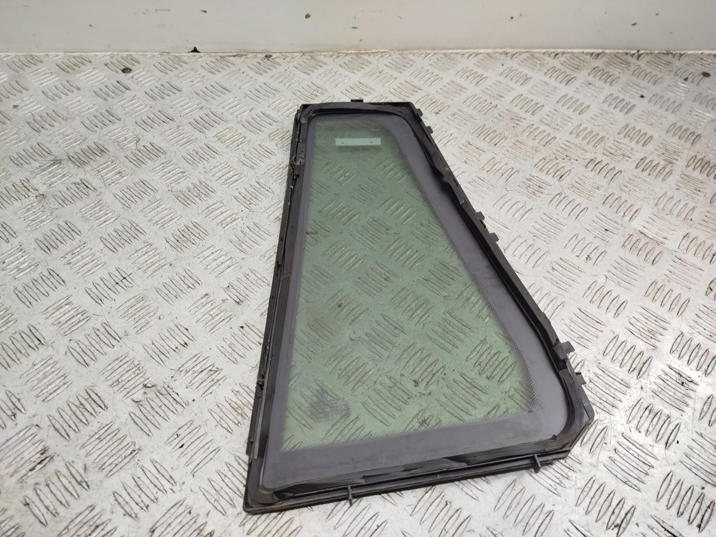Стекло двери задней правой (форточка)