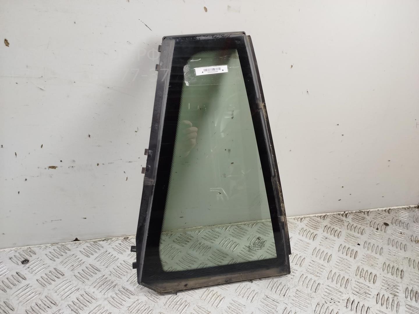 Стекло двери задней правой (форточка)