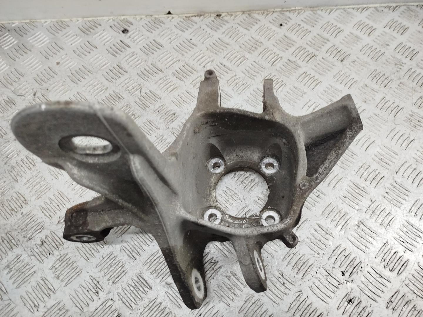 Кулак поворотный задний левый