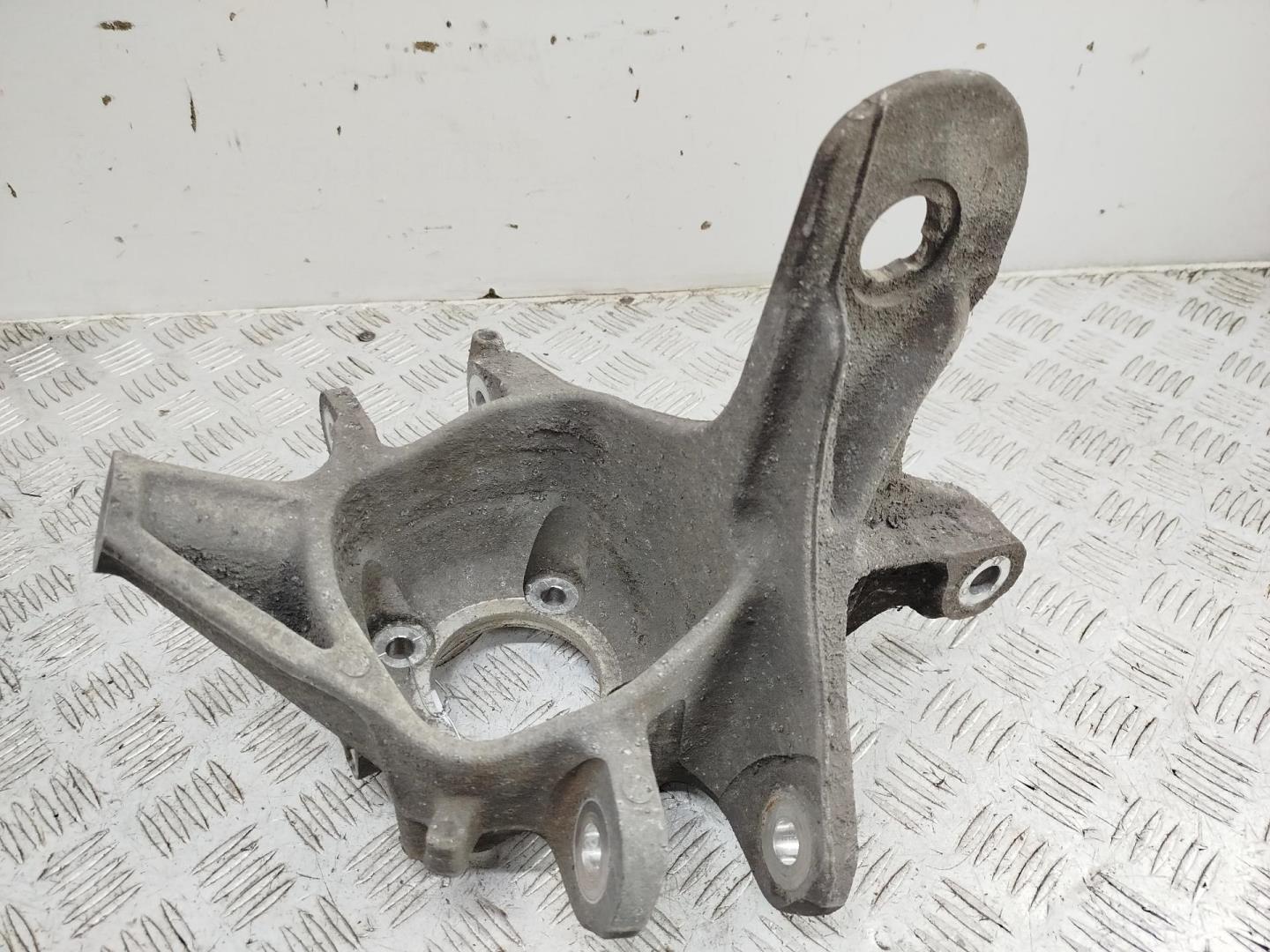 Кулак поворотный задний правый