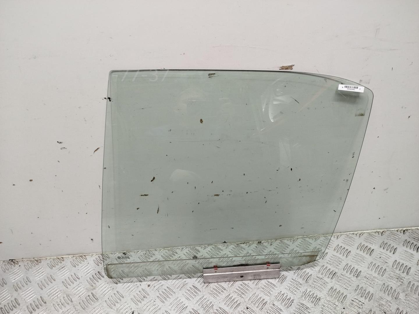 Стекло двери задней левой