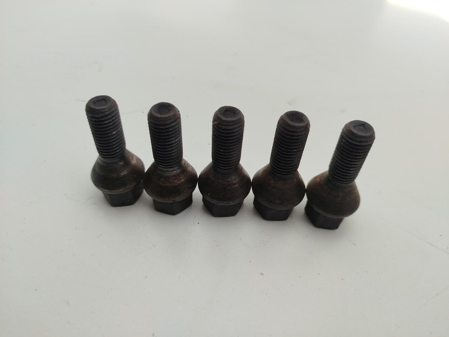 Болт колесный