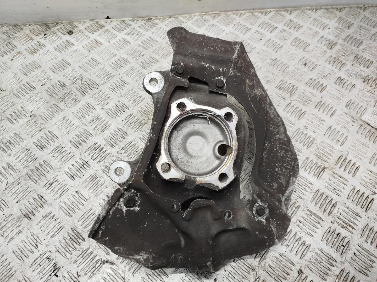 Кулак поворотный передний правый