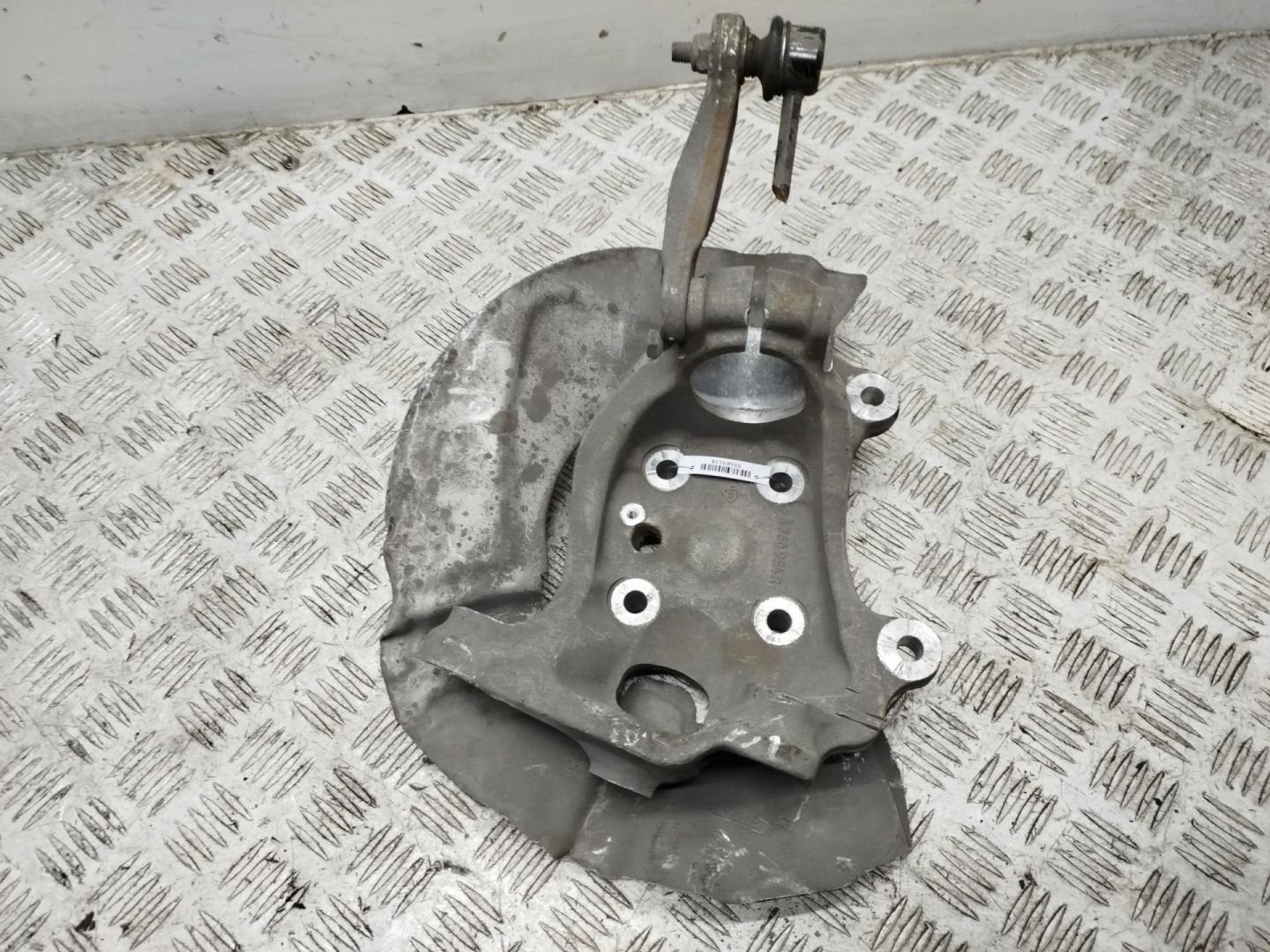 Кулак поворотный передний правый