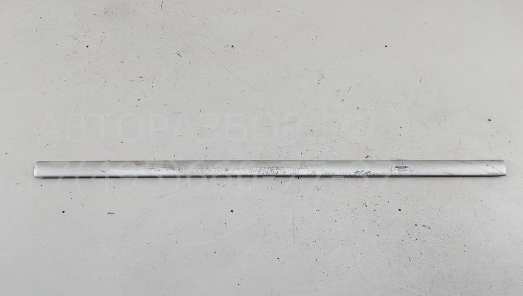 Накладка двери передней правой