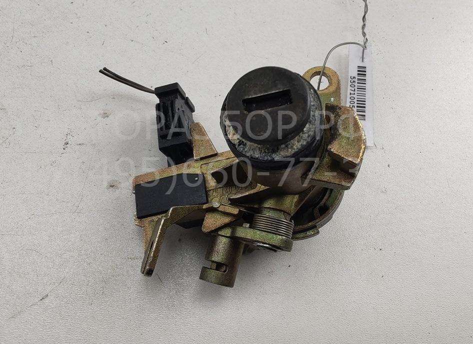 Вставка замка багажника