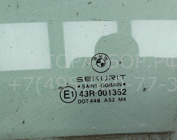 Стекло двери передней левой