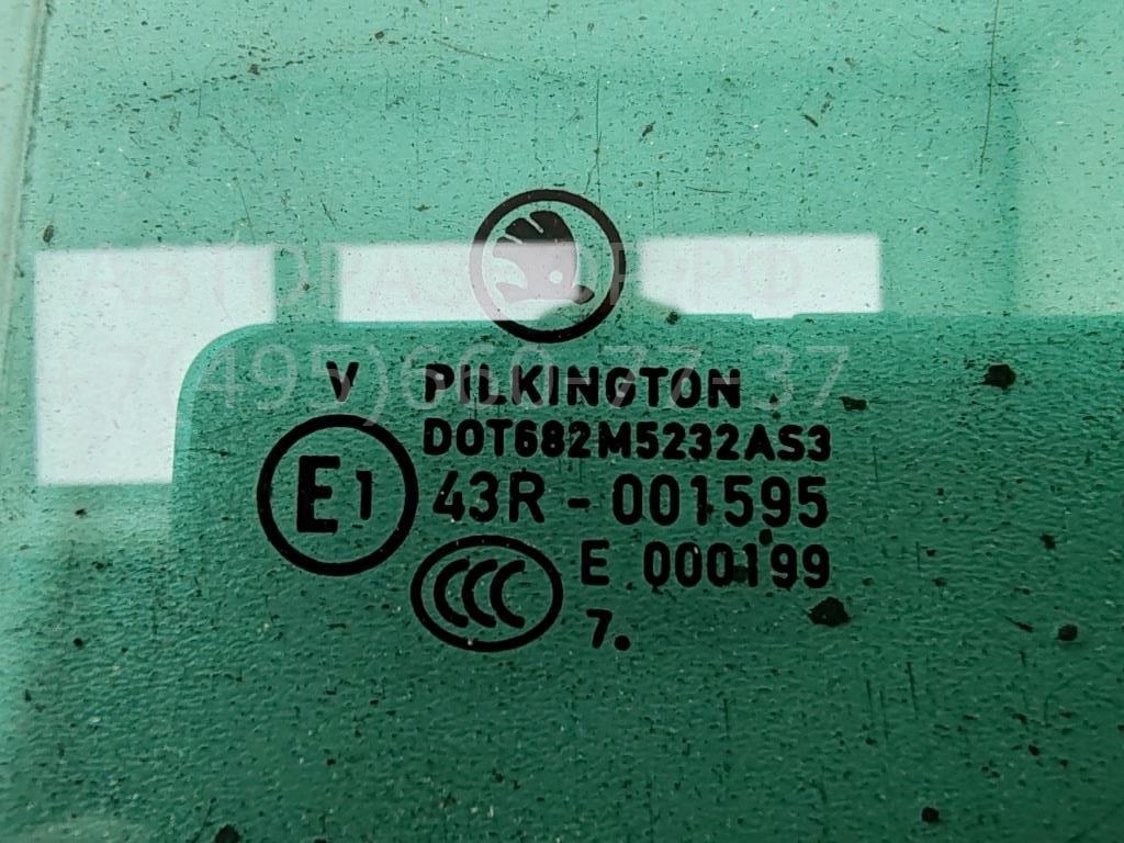 Стекло двери задней левой (форточка)