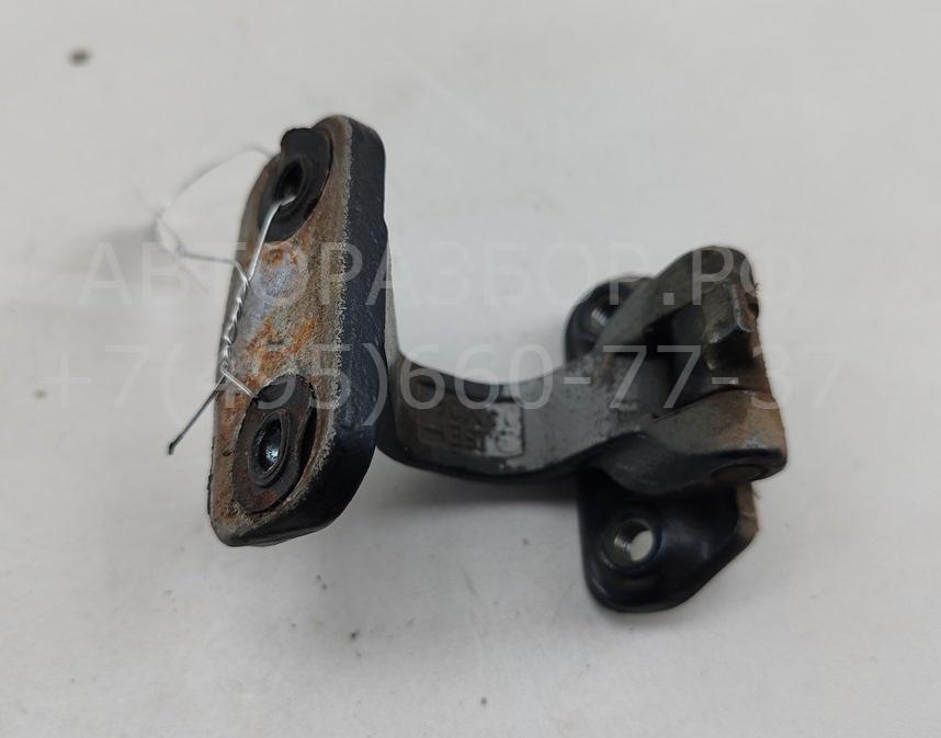 Петля крышки багажника