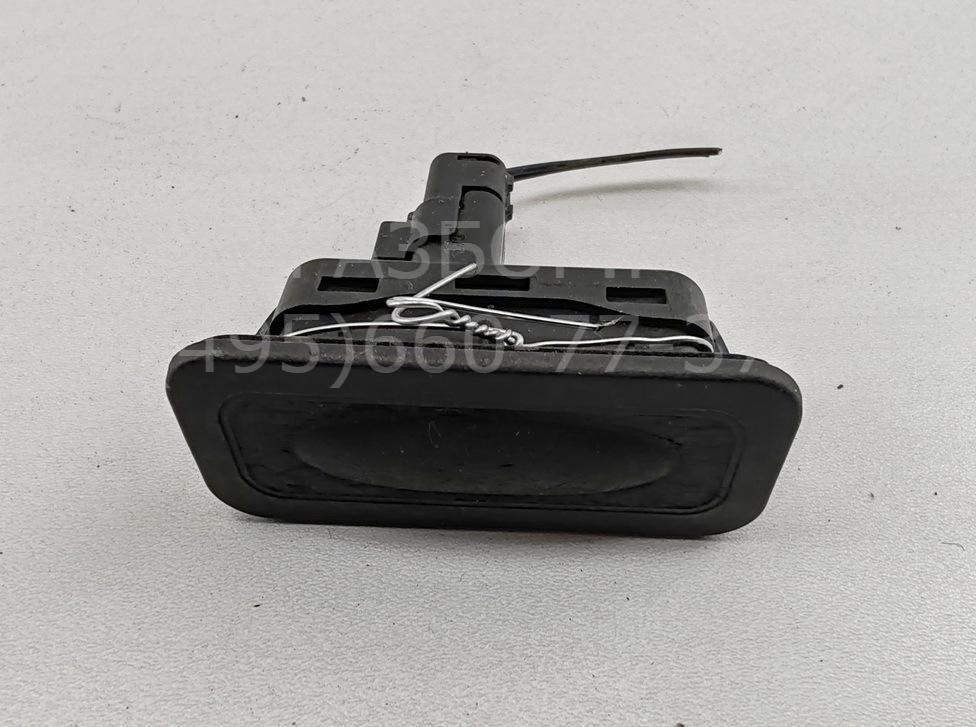 Кнопка открывания багажника