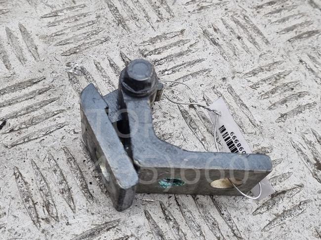 Петля двери