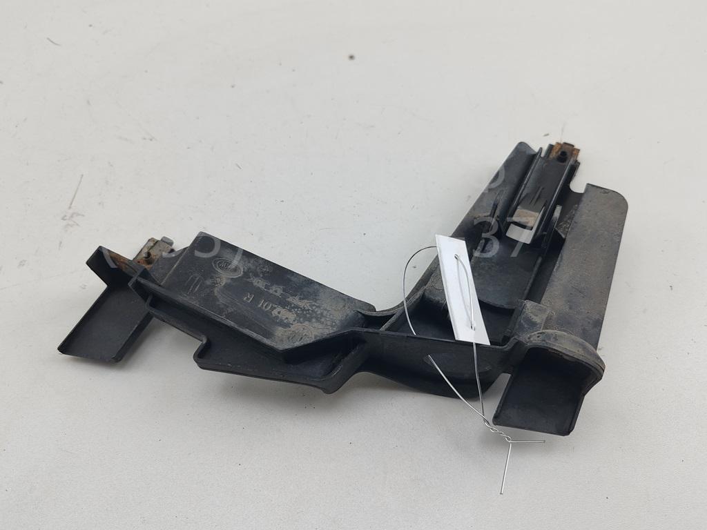 Кронштейн фар правый