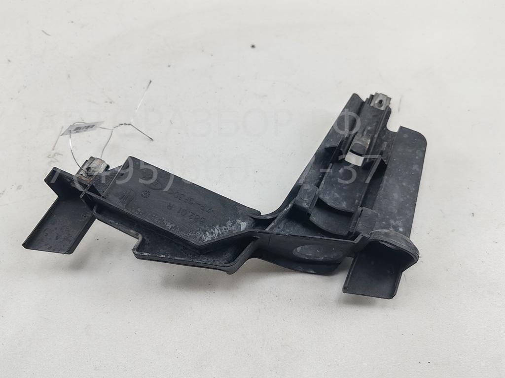 Кронштейн фар правый