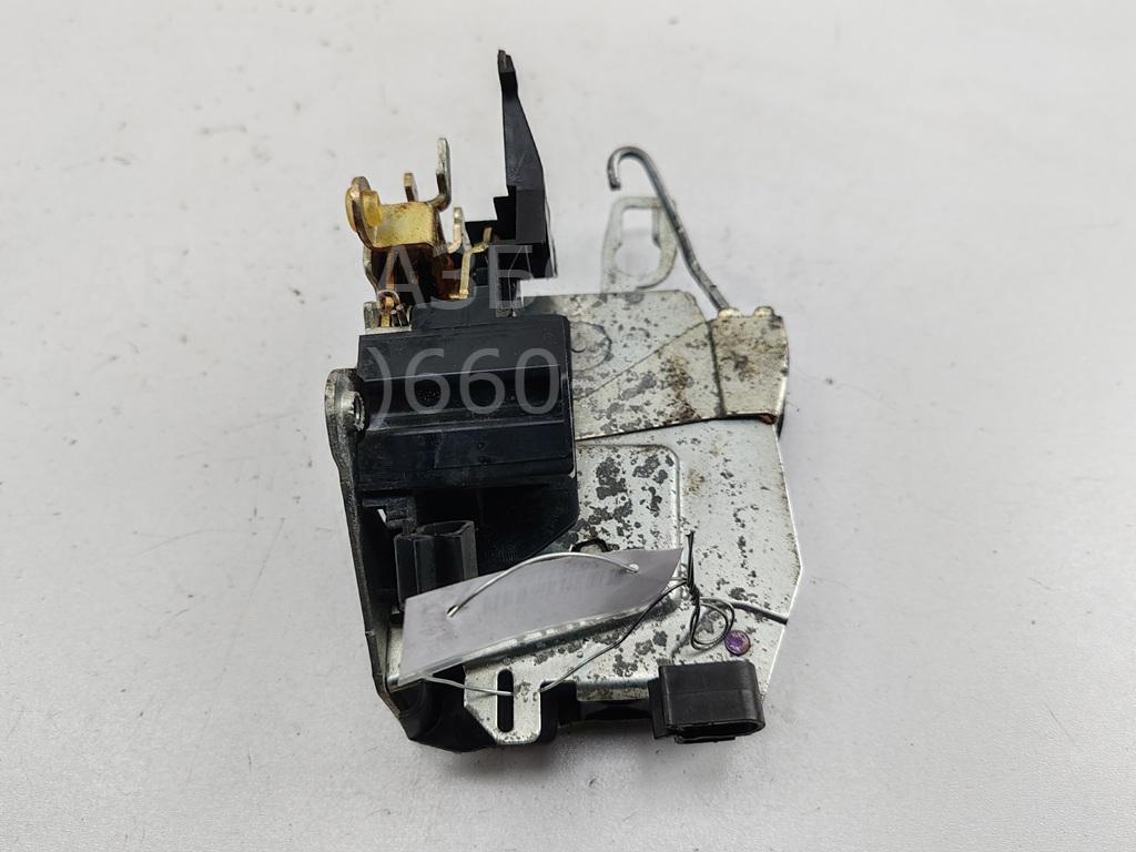 Замок двери передней левой