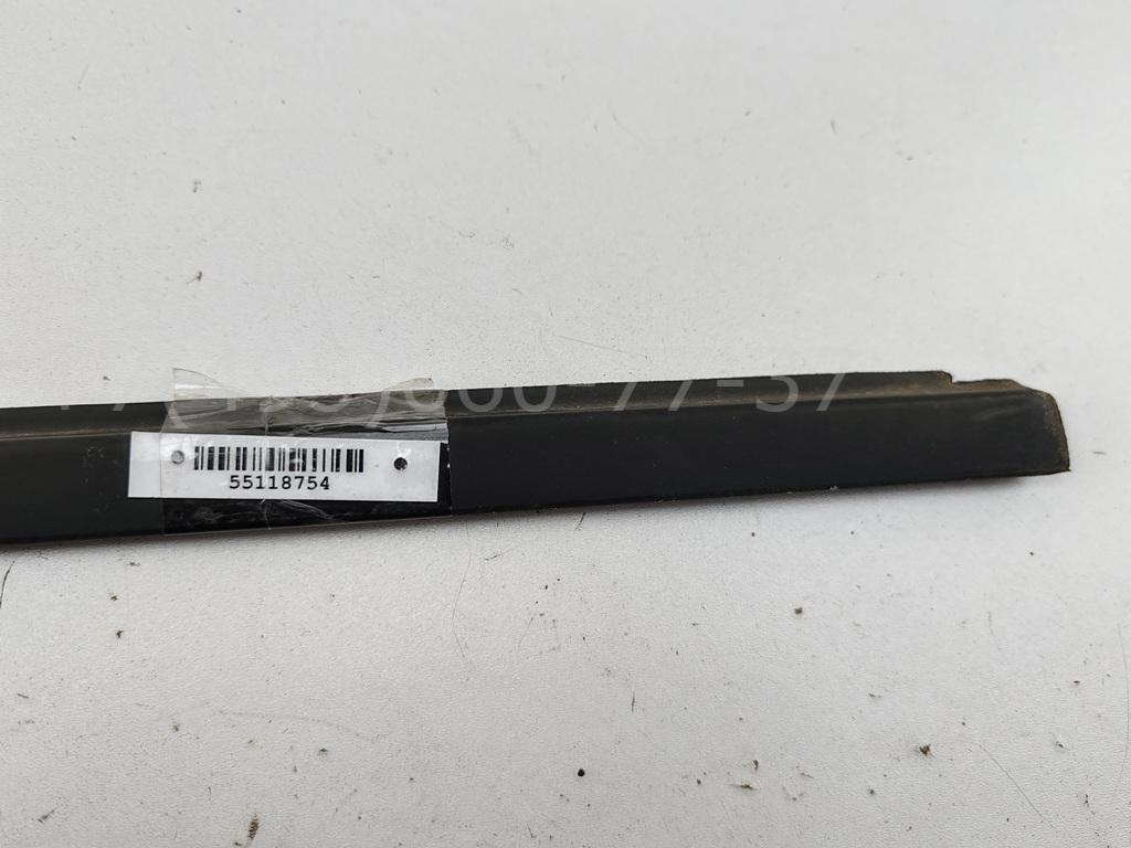 Накладка стекла переднего правого