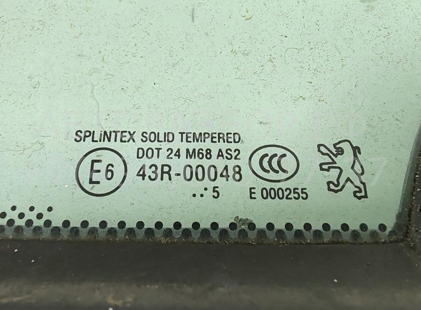 Стекло двери передней левой (форточка)