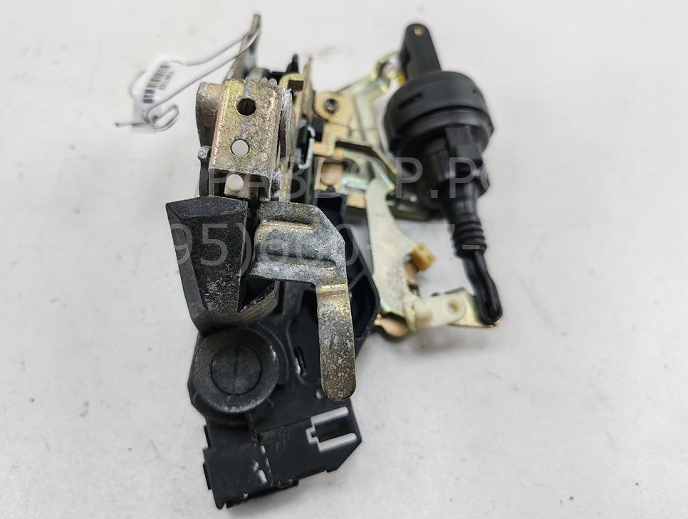 Замок двери передней левой