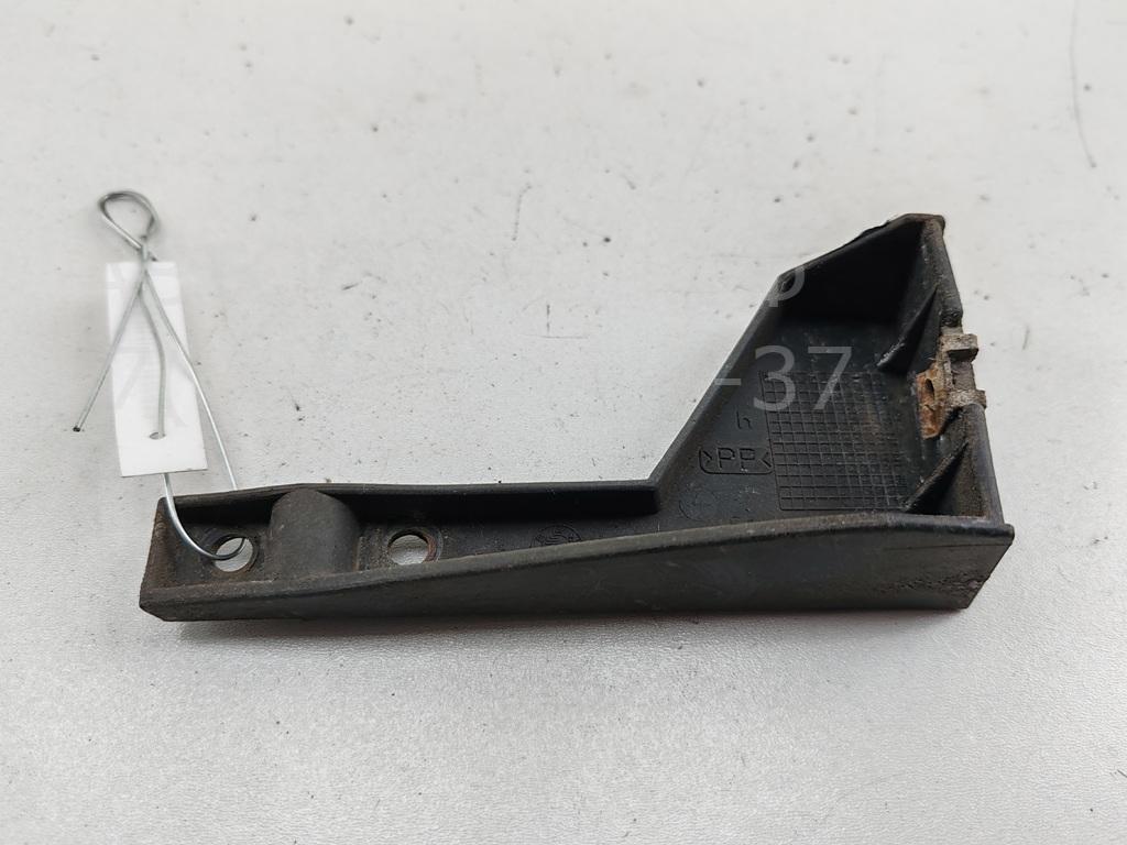 Кронштейн переднего бампера правый