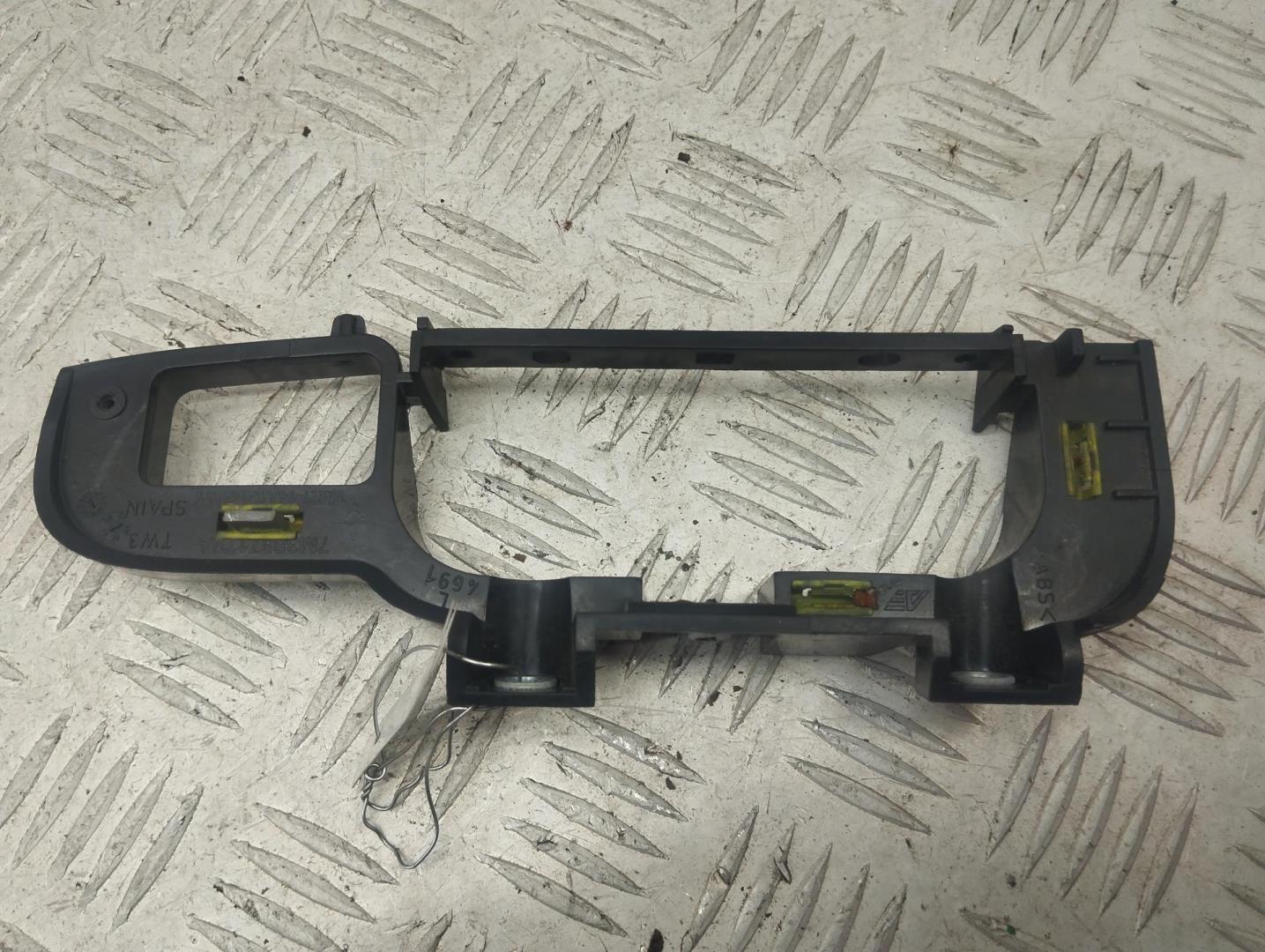 Ручка двери задней внутренняя левая