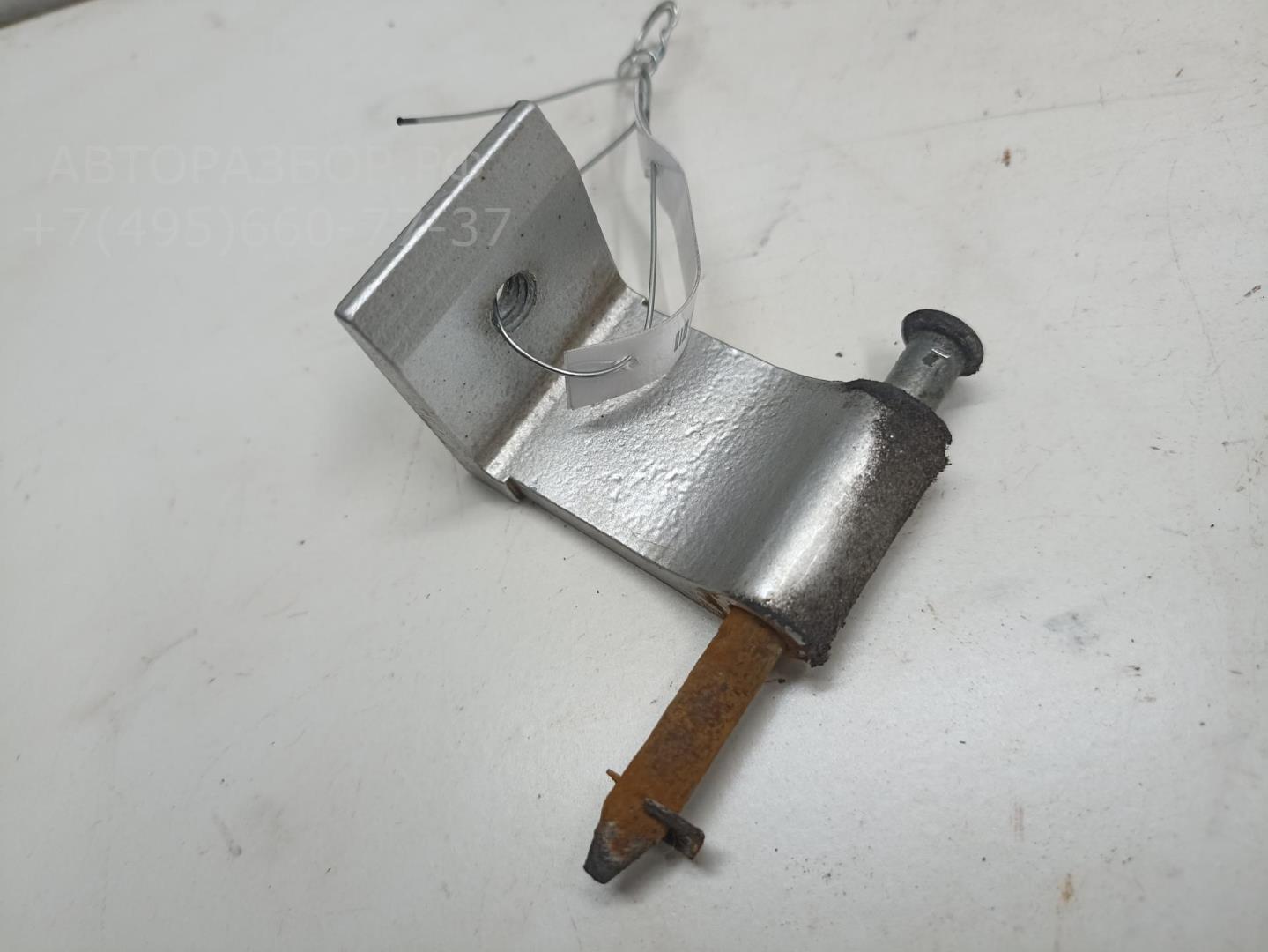 Петля крышки багажника