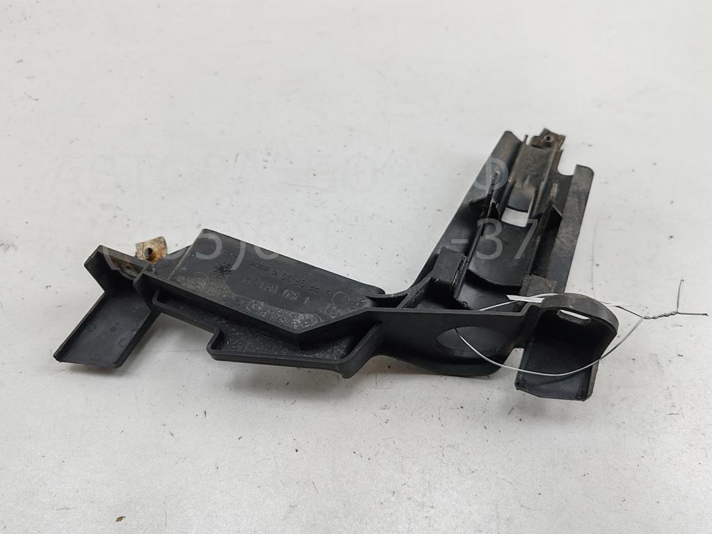 Кронштейн фар правый