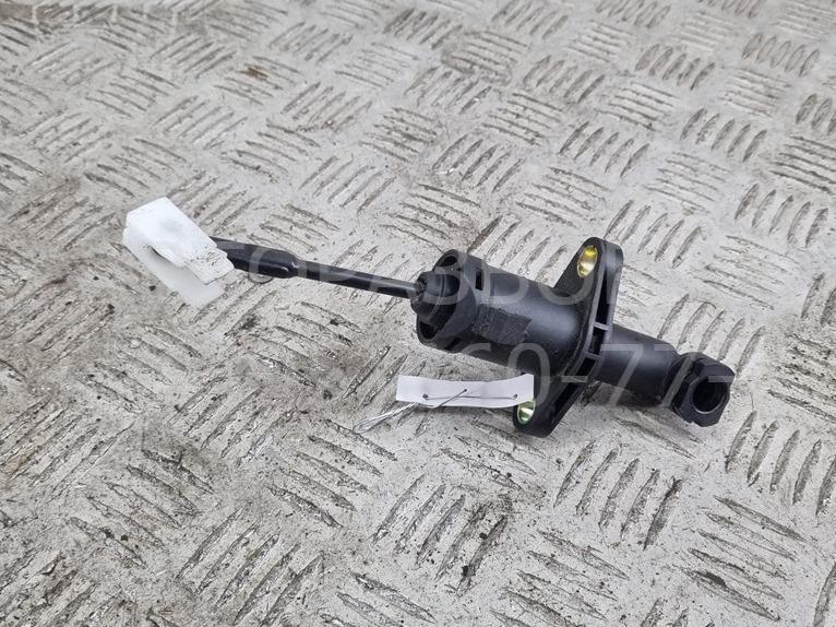 Цилиндр сцепления главный